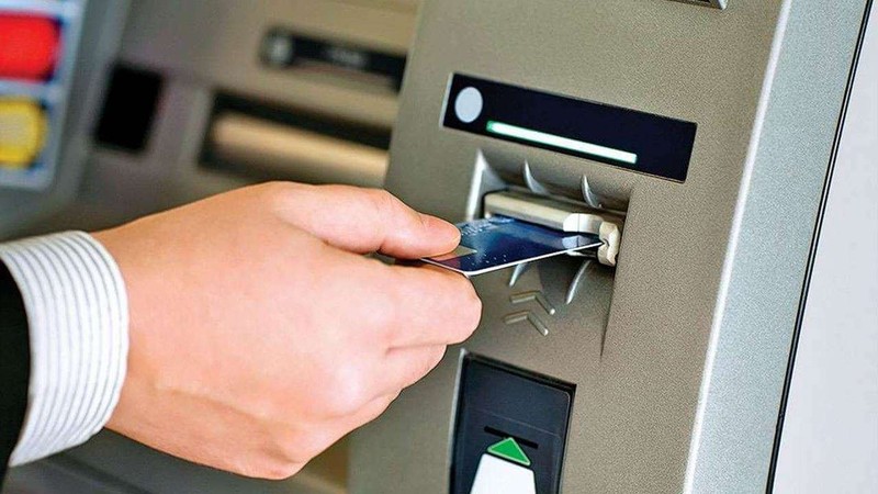   Cẩn trọng các dấu hiệu bất thường trước khi khi sử dụng thẻ ATM. Ảnh: Tuệ Minh 