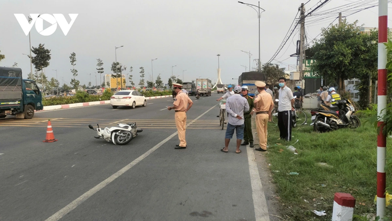  Lực lượng chức năng có mặt tại hiện trường, điều tiết giao thông, thu thập thông tin phục vụ điều tra. Ảnh: VOV. 