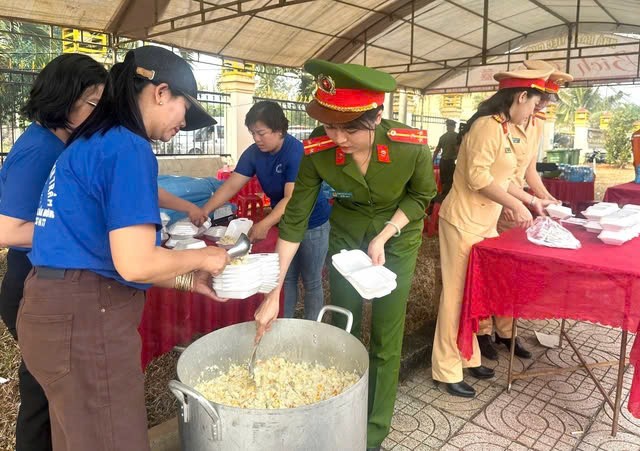  Lực lượng Công an tỉnh Đắk Nông chuẩn bị thức ăn nhanh để hỗ trợ cho người đi đường.  