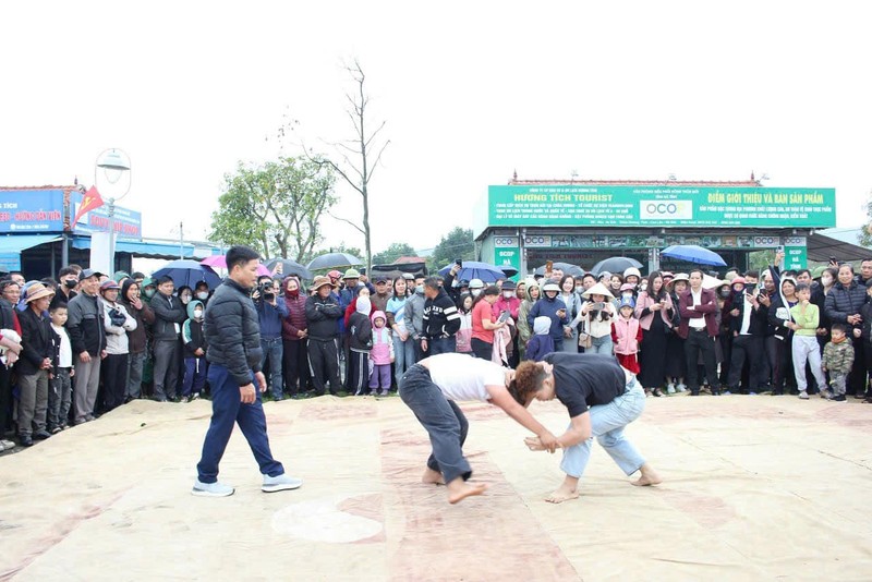   Đấu vật truyền thống tại lễ khai hội chùa Hương Tích.