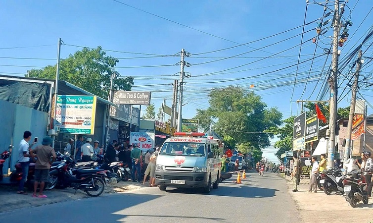  Nam thanh niên được người dân đưa đi cấp cứu trong tình trạng đa chấn thương. Ảnh: Báo Pháp Luật TP.HCM. 