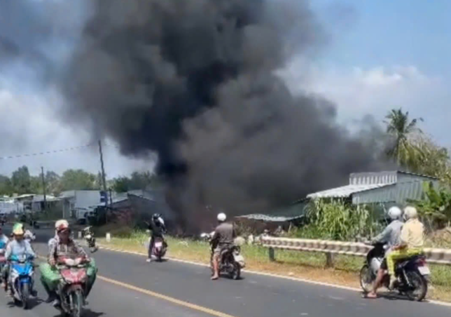  Lửa bùng phát nhanh, với cột khói đen cao hàng chục mét nhanh chóng thiêu rụi toàn bộ căn nhà và 400 triệu đồng tiền mặt của vợ chồng ông Đấu - Ảnh: Báo Dân Việt