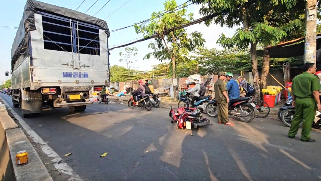  Người đàn ông chạy xe máy bị thương nặng, được xe cứu thương chở đến bệnh viện cấp cứu nhưng đã tử vong - Ảnh: Báo Thanh Niên