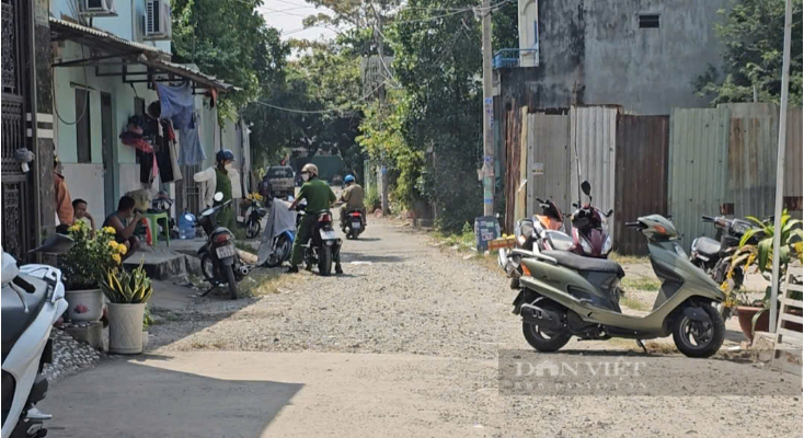   Công an quận Bình Tân đến khám nghiệm hiện trường, điều tra - Ảnh: Báo Dân Việt