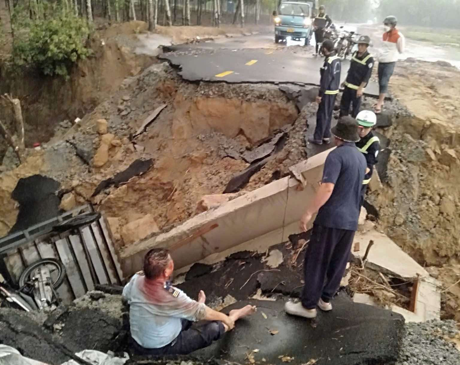  Hiện trường vụ sạt lở đường làm 2 người bị thương - Ảnh: VietNamNet