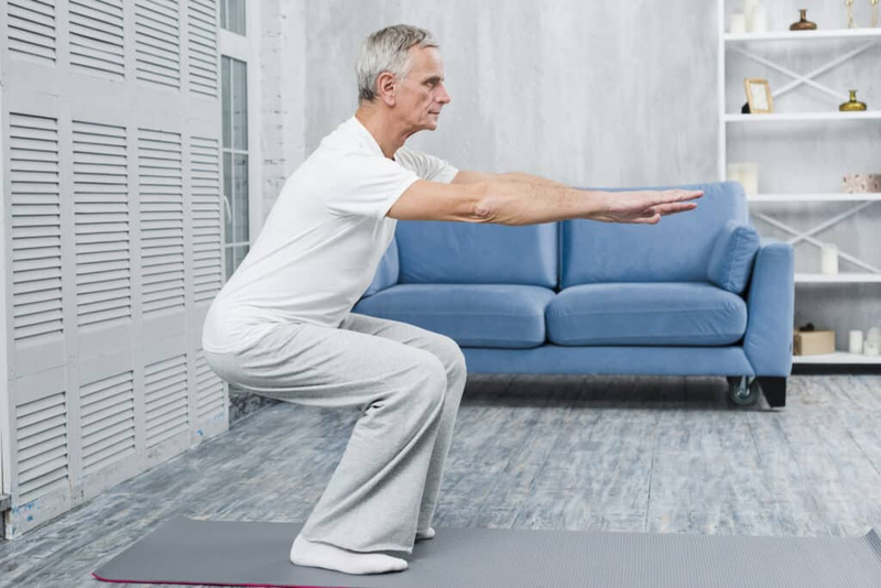 Squat tác động vào nửa thân dưới và phần thân giữa, cải thiện sự cân bằng và ổn định cho người cao tuổi.
