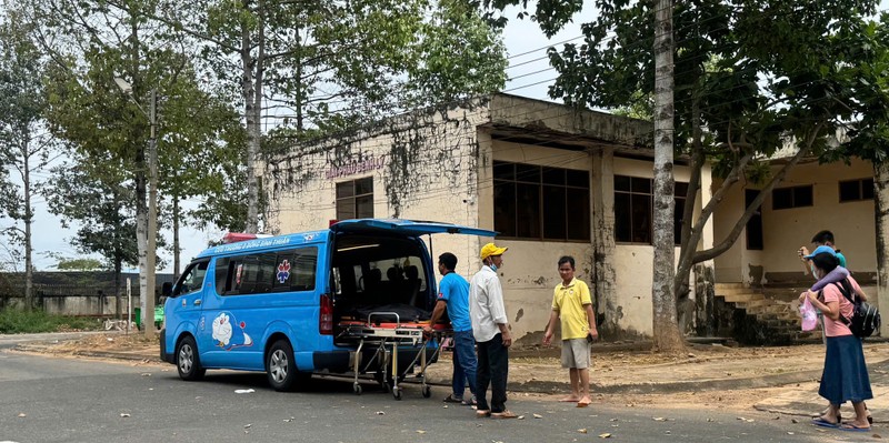  Xe cứu thương đưa nam sinh đến bệnh viện cấp cứu nhưng nạn nhân không qua khỏi. (Ảnh: DP /danviet.vn)