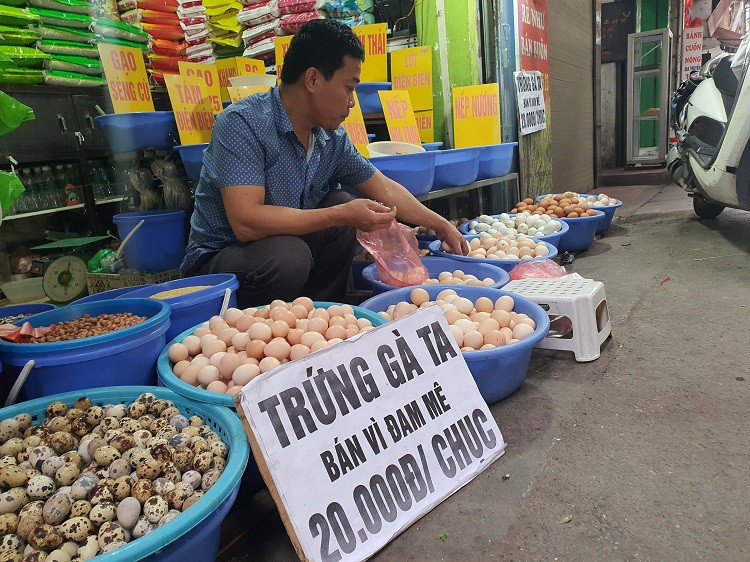   Các gian hàng nhỏ lẻ chuyên bán trứng gà cũng chỉ bán với giá 20 nghìn đồng/chục.