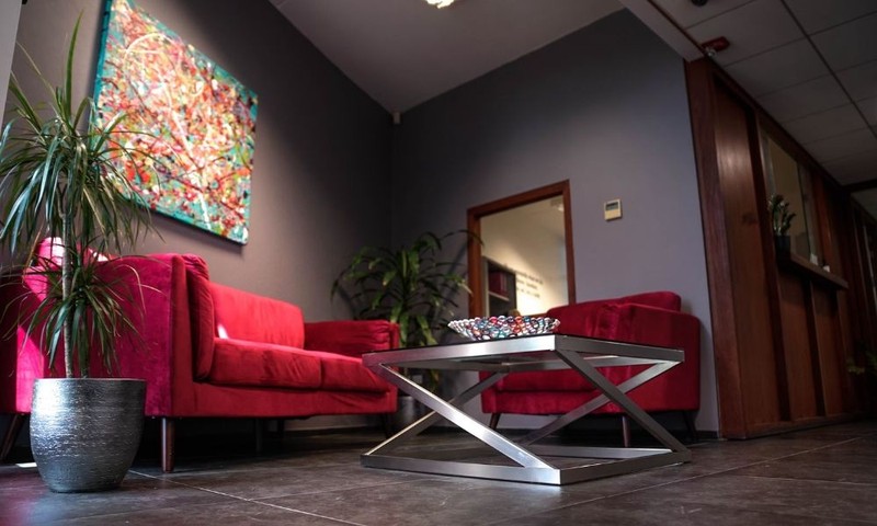  Sofa màu đỏ là nét chấm phá độc đáo cho không gian phòng khách (Ảnh: Unsplash)