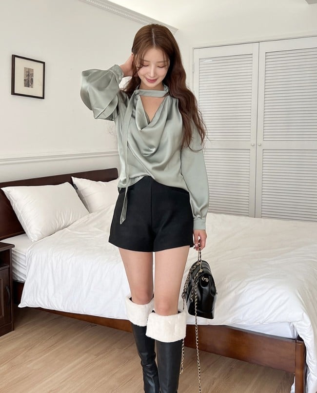  Hãy kết hợp áo blouse cùng quần short để có diện mạo trẻ trung nhưng vẫn thanh lịch.