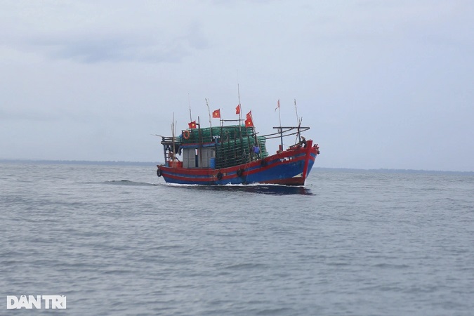  Một tàu cá đánh bắt trên vùng biển gần đảo Cồn Cỏ, tỉnh Quảng Trị. Ảnh: Báo Dân Trí.