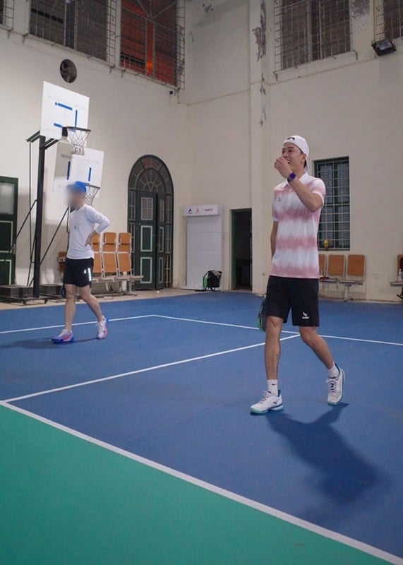  Nam diễn viên tập pickleball cùng bạn bè. Ảnh: FB Hồng Đăng.