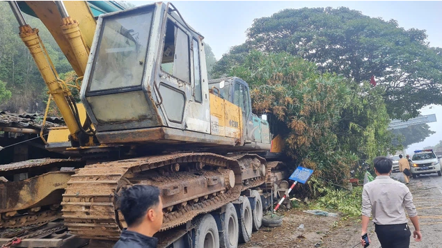  Thời điểm gây tai nạn, ô tô đầu kéo chở theo 4 máy múc - Ảnh: Báo Người Lao Động