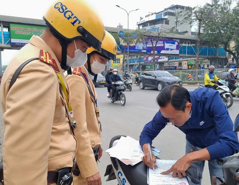  CSGT lập biên bản với tài xế vi phạm