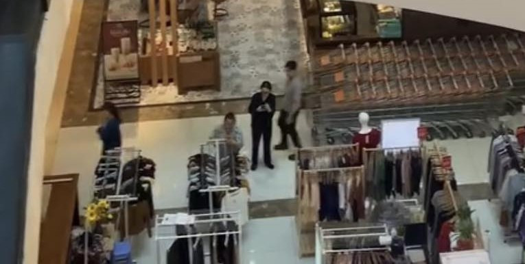 Gian hàng kinh doanh quần áo ở Vạn Hạnh Mall, nơi thanh niên rơi xuống - Ảnh: VietNamNet