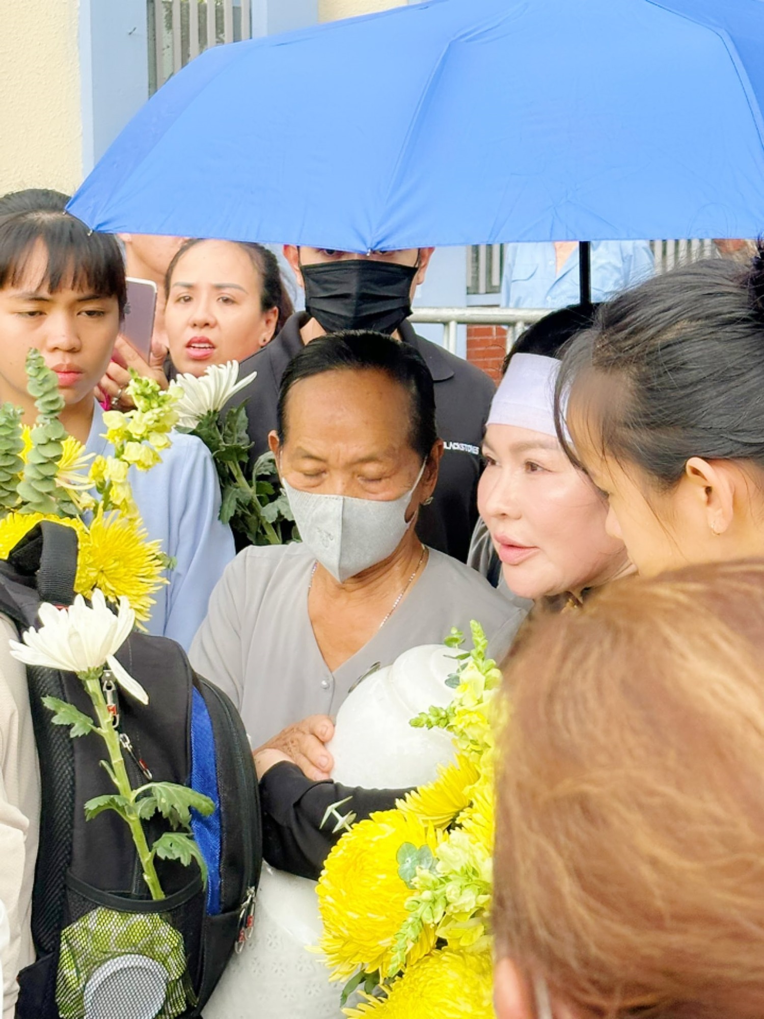 Mẹ và vợ của NSƯT Quý Bình trong buổi lễ thủy táng sáng nay