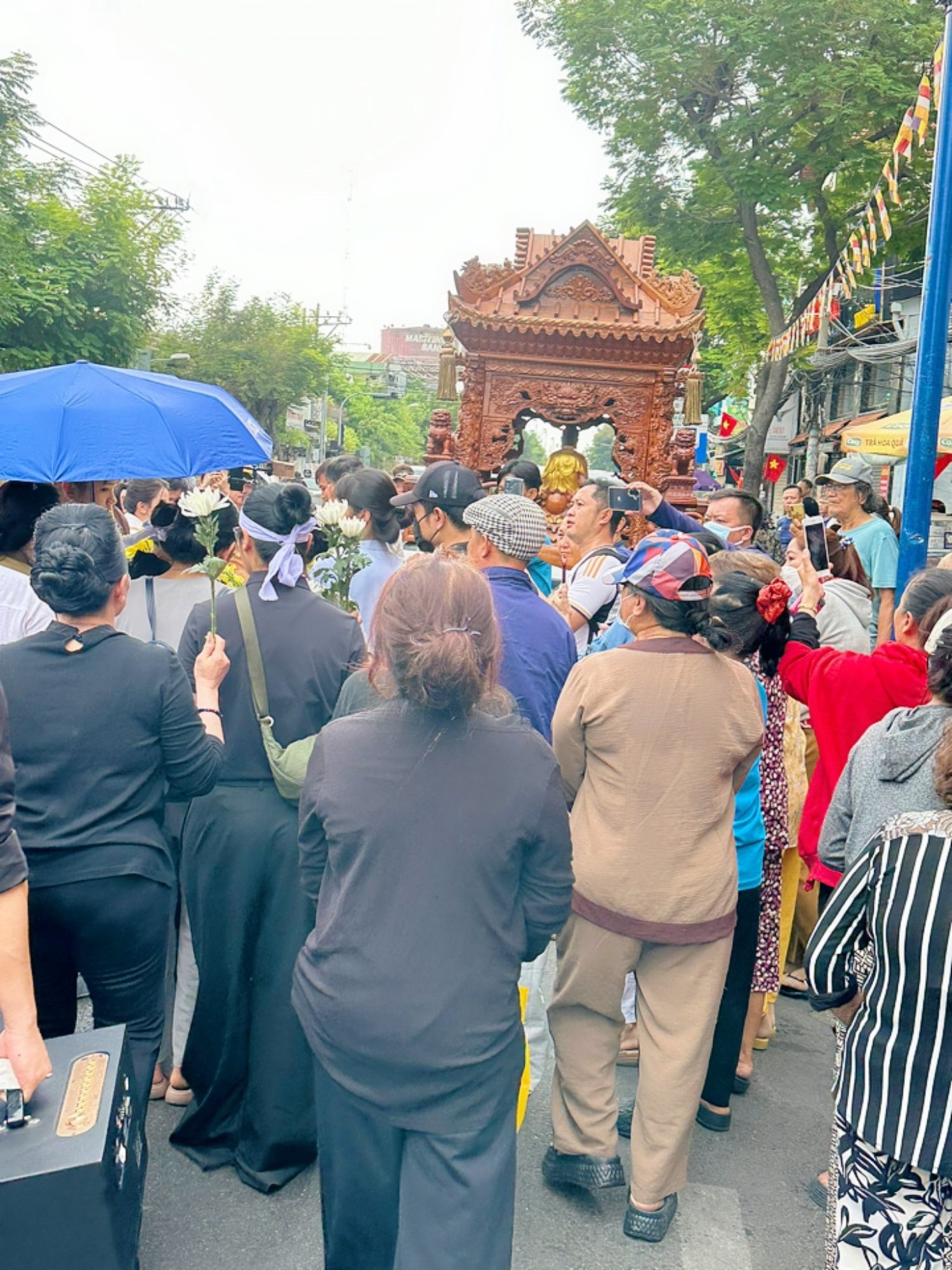 Rất đông bạn bè, khán giả đến đưa tiễn cố nghệ sĩ lần cuối.