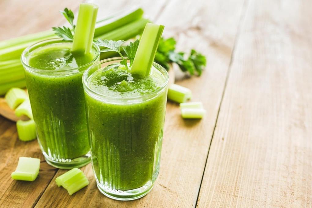 Ăn rau xanh, trái cây hoặc uống nước ép sau khi uống rượu bia không phải là cách
