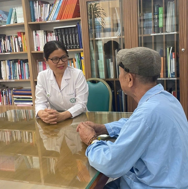 PGS.TS Phạm Cẩm Phương tư vấn cho bệnh nhân tại Trung tâm Y học hạt nhân và ung bướu, Bệnh viện Bạch Mai (Ảnh: BVCC)