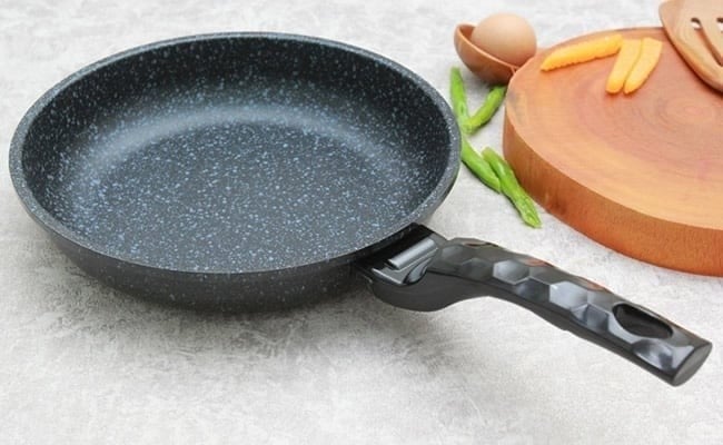 Một phương pháp đơn giản và tiết kiệm để phục hồi lớp chống dính trên chảo chính là sử dụng sữa tươi.