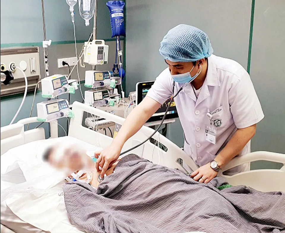 Bác sĩ Bệnh viện Bạch Mai khám cho bệnh nhân mắc sởi.
