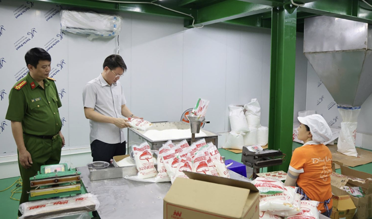 Các sản phẩm hàng giả được Công ty TNHH Famimoto Việt Nam bán cho các bếp ăn tại các khu công nghiệp. Ảnh: Công an Phú Thọ.