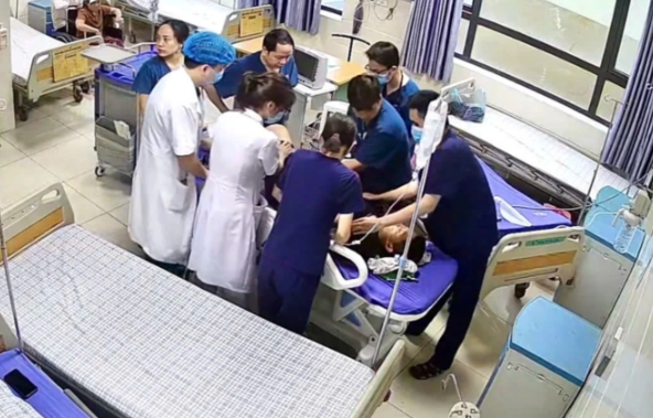 Bệnh nhân được kíp bác sĩ nỗ lực cứu chữa vượt qua nguy hiểm do sốc phản vệ - Ảnh : VnExpress