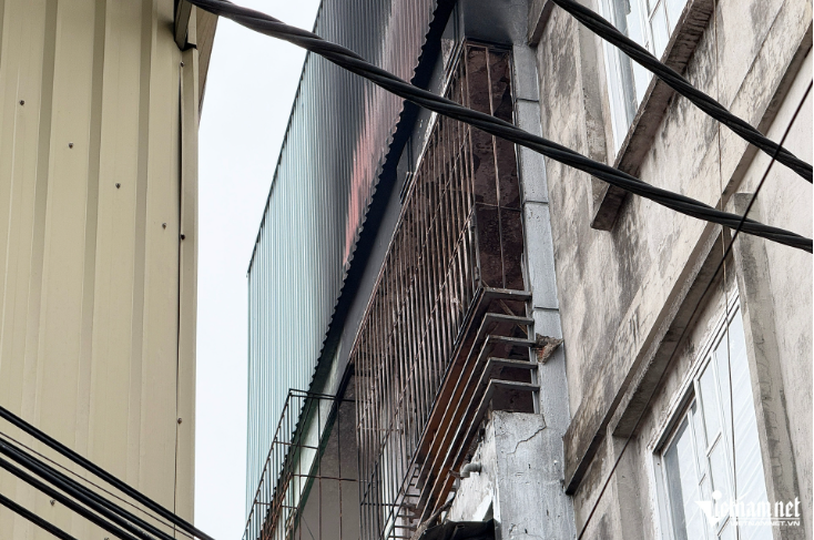 Các tầng trên bị quây kín bởi
