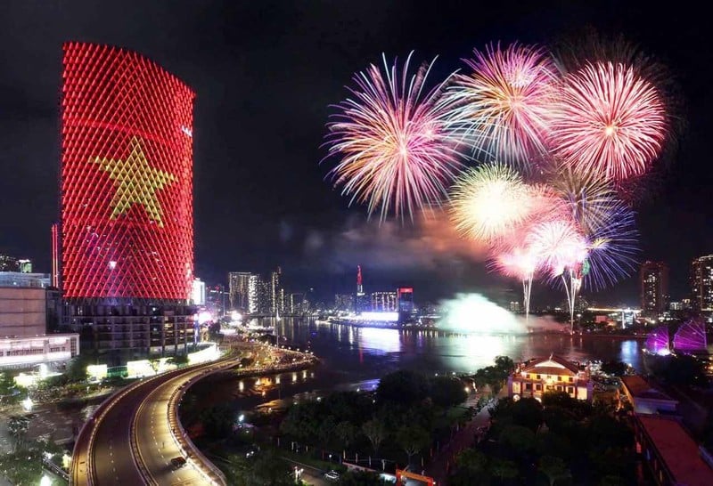 Màn pháo hoa rực rỡ và đẹp mắt chào mừng 50 năm thống nhất đất nước.