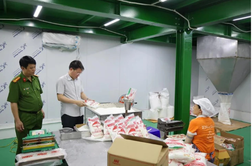 Cơ quan công an kiểm tra sản phẩm - Ảnh: VietNamNet