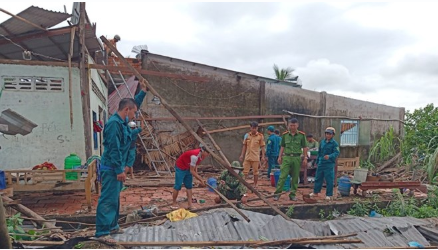 Các lực lượng cùng nhau hỗ trợ người dân khắc phục hậu quả sau trận lốc xoáy - Ảnh: Báo Lao Động