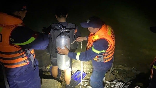 Lực lượng chức năng tổ chức tìm kiếm nạn nhân. Ảnh: MP.