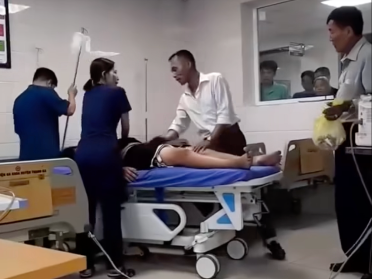 Y bác sĩ nỗ lực cấp cứu cho bệnh nhi bị sốc phản vệ - Ảnh: VietNamNet
