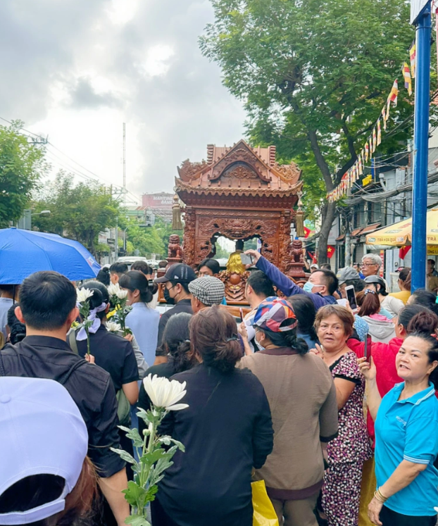 Vợ và mẹ Quý Bình cùng khán giả, đồng nghiệp tiễn đưa nam diễn viên đoạn đường cuối