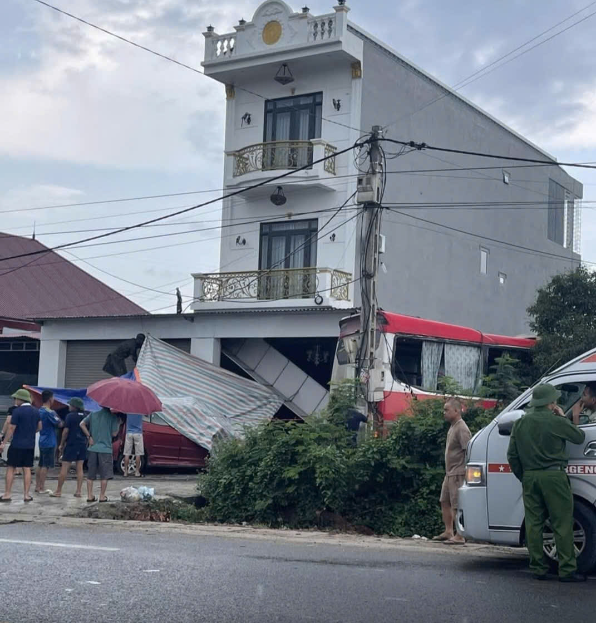 Hiện trường vụ tai nạn xe khách đấu đầu xe con rồi cùng lao vào nhà dân tại Bắc Giang - Ảnh: Báo Xây Dựng