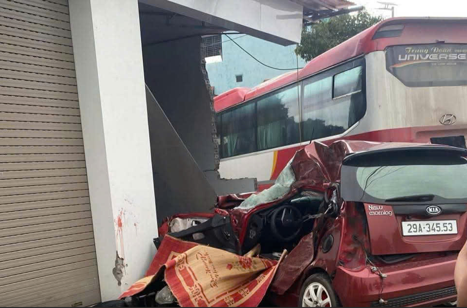 Tại hiện trường, 2 nạn nhân nằm bất động, một người bị thương ngồi ở bên đường - Ảnh: Tuổi Trẻ Online