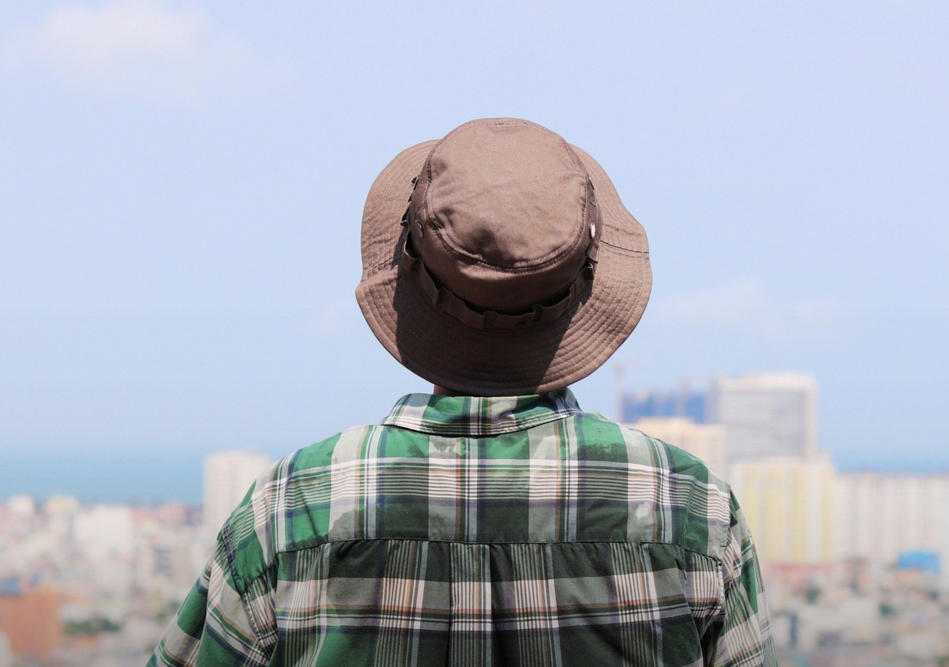Người ta hay nói kẻ ra đi là kẻ quên. Nhưng không. Có người đi vì họ nhớ quá nhiều.