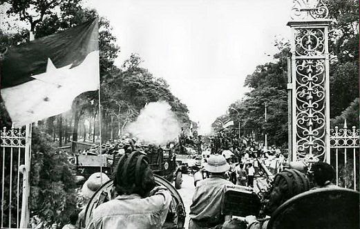 Đoàn quân tiến vào Sài Gòn trong ngày 30/4/1975 lịch sử. Ảnh tư liệu/Báo Lâm Đồng.