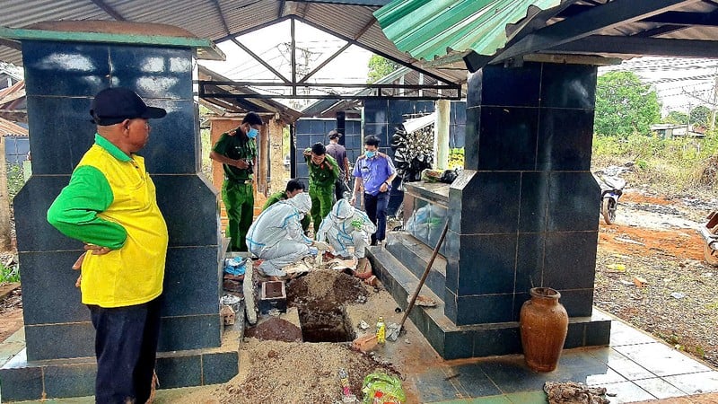 Cơ quan điều tra thực hiện khai quật bào thai 3 tháng tuổi để lấy mẫu ADN trưng cầu giám định.