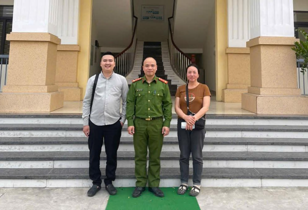 Trước sự chứng kiến của cán bộ Công an phường, anh Bộ chuyển trả đầy đủ số tiền cho chị Lượng.