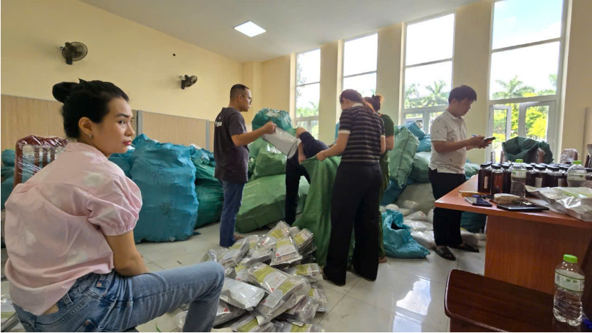 Cơ quan công an kiểm tra cơ sở sản xuất thuốc giả của nhóm đối tượng - Ảnh: VietNamNet