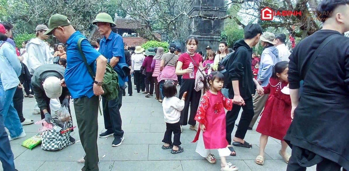 Nhiều em nhỏ theo chân cha mẹ đến khu di tích lịch sử Quốc gia Đền Hùng để dâng hương tưởng nhớ và thể hiện lòng biết ơn sâu sắc với tổ tiên.