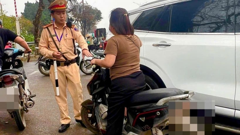Cảnh sát giao thông Hà Nội xử lý nghiêm hành vi đi ngược chiều