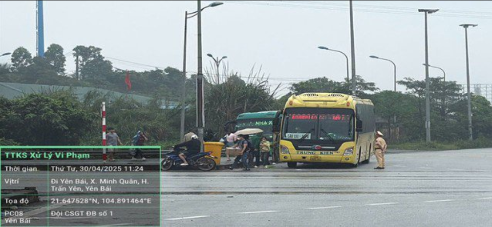 Hình ảnh lực lượng Cảnh sát giao thông xử phạt với xe khách chở quá số người quy định và dừng đỗ trên cao tốc. Ảnh: CACC