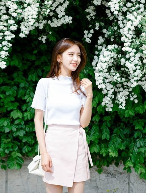 Áo thun là item dễ kết hợp nhất với quần giả váy, tạo nên outfit năng động