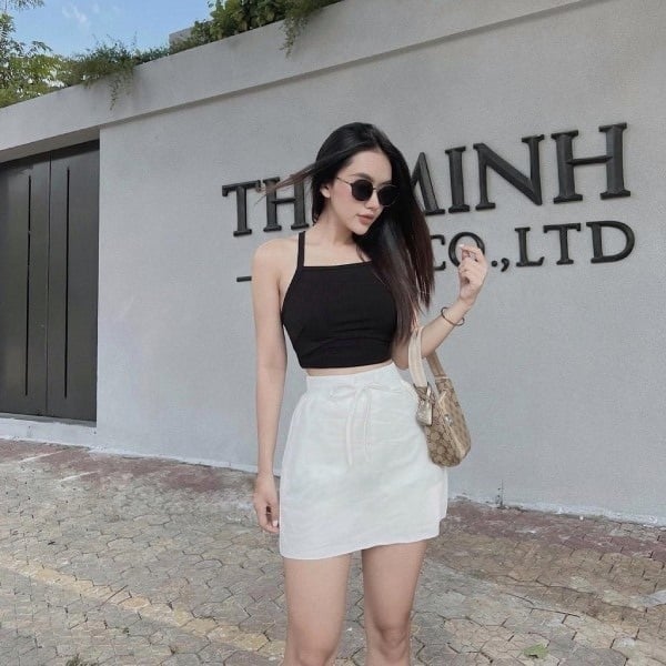 Để tạo nét quyến rũ mà vẫn giữ được sự thanh lịch, bạn có thể diện quần giả váy cùng áo hai dây.