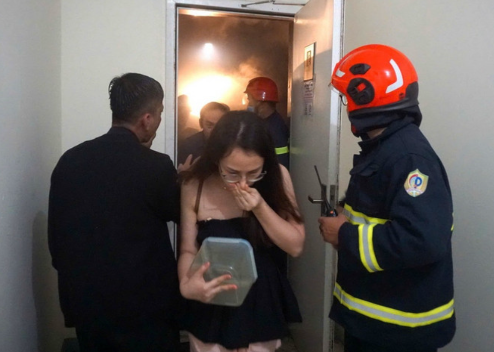 Lực lượng Cảnh sát Phòng cháy chữa cháy và Cứu nạn, cứu hộ hướng dẫn người dân đi theo lối thoát hiểm an toàn - Ảnh: VnExpress