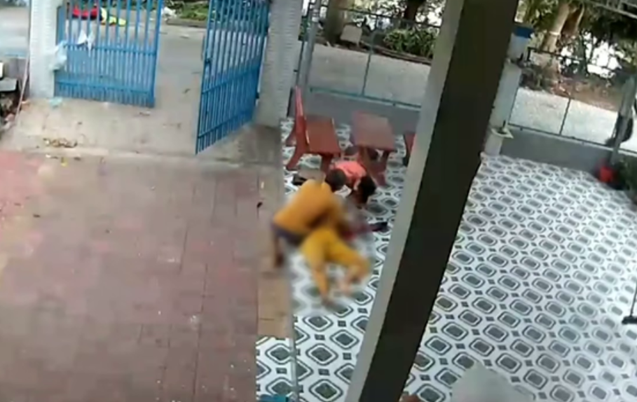 Bà H. được đưa vào nhà sau khi bị sét đánh tử vong - Ảnh: Báo Người Lao Động