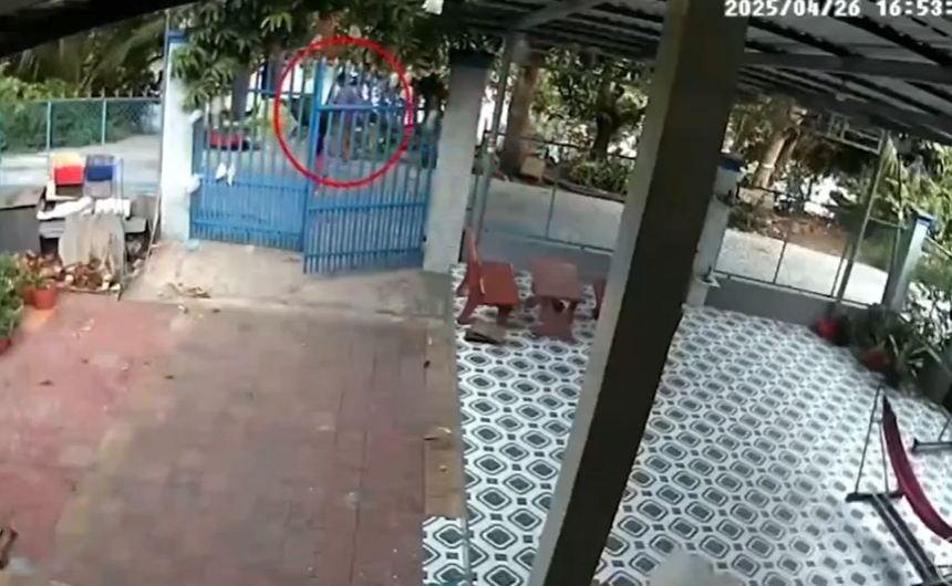 Camera an ninh ghi lại cảnh người phụ nữ tử vong do bị sét đánh ở Đồng Tháp - Ảnh: Báo Đời sống và Pháp luật