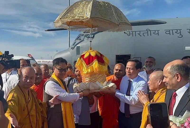 Ông Đào Ngọc Dung, Bộ trưởng Bộ Dân tộc và Tôn giáo có mặt tại sân bay cùng các chư vị giáo phẩm Cung đón xá lợi Đức Phật.